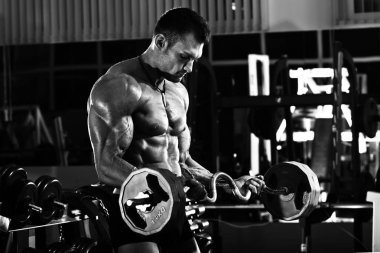 spor salonunda vücut geliştirmeci