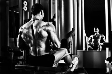 spor salonunda vücut geliştirmeci