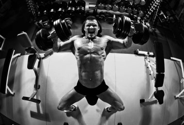 spor salonunda vücut geliştirmeci