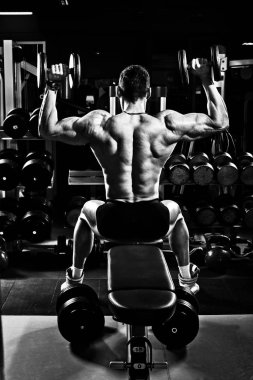 spor salonunda vücut geliştirmeci