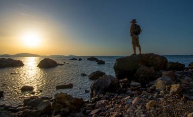 Gezgin sahil üzerinde