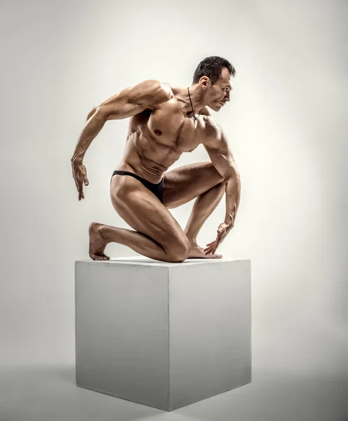 Sehr Bulliger Athletischer Typ Bodybuilder Posiert Auf Grauem Hintergrund — Stockfoto