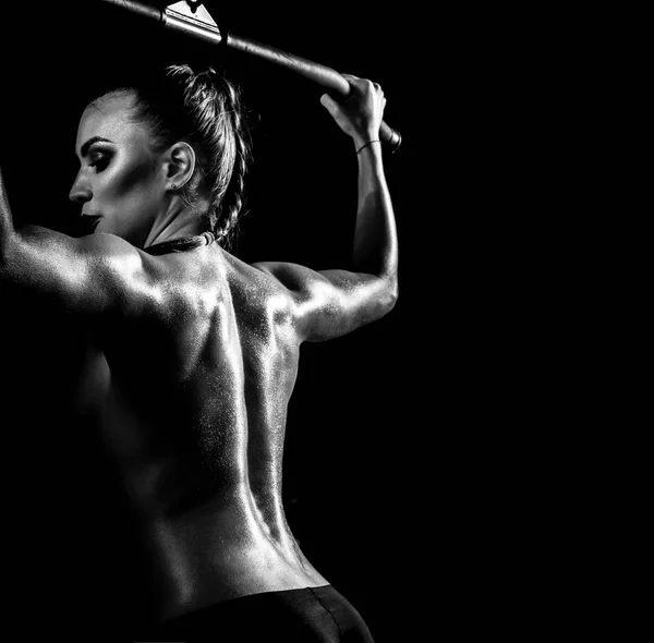 Fitness vrouw oefening uitvoeren op zwarte achtergrond — Stockfoto