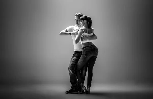 Пара танцює соціальні танці — стокове фото
