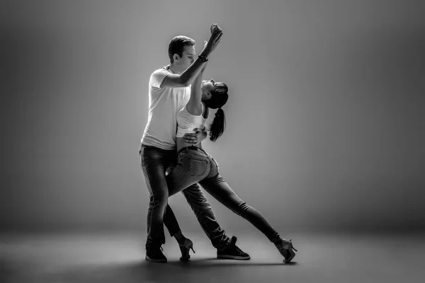 Paar tanzt Gesellschaftstanz — Stockfoto