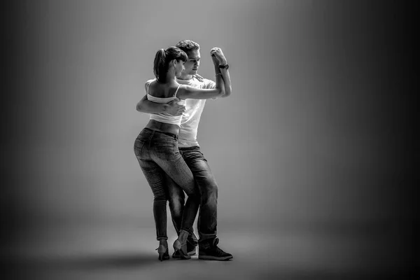 Pár tančící sociální danse — Stock fotografie