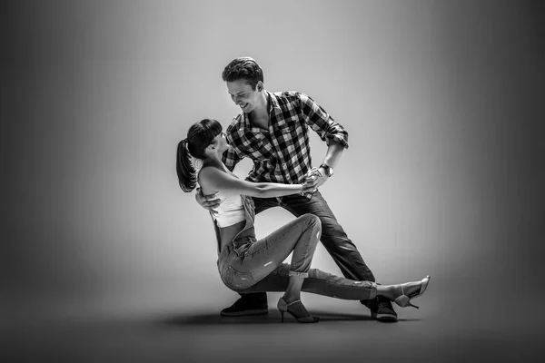 Casal dançando dança social danse — Fotografia de Stock