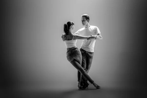 Casal dançando dança social danse — Fotografia de Stock