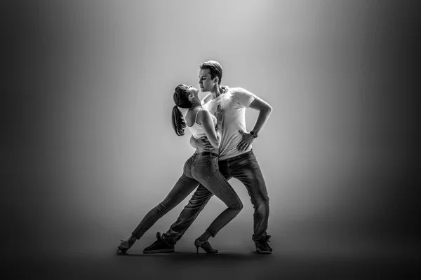 Casal dançando dança social danse — Fotografia de Stock