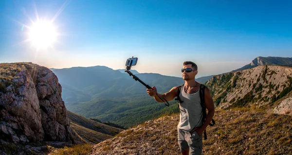 Touristin fotografiert ein Selfie mit Handy — Stockfoto