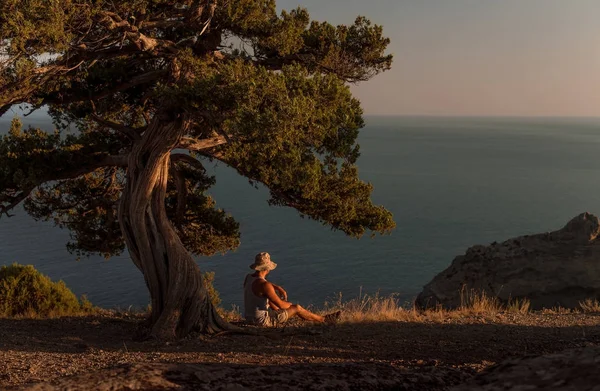 Belleza naturaleza paisaje Crimea con el hombre viajero — Foto de Stock