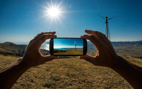 Turist üstünde hareket eden telefon fotoğraf çekimi — Stok fotoğraf