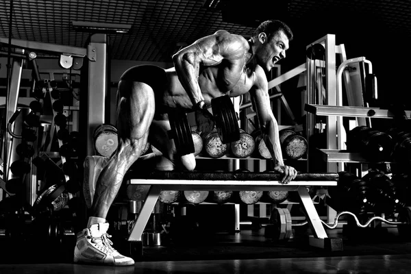 Zeer macht atletische guy, het uitvoeren van de oefening met halters — Stockfoto