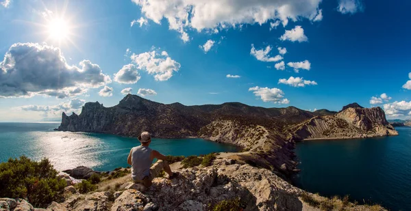 Turista na krásu krajiny Krym pozadí — Stock fotografie