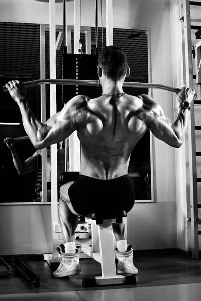 Bodybuilder in gym — Stockfoto