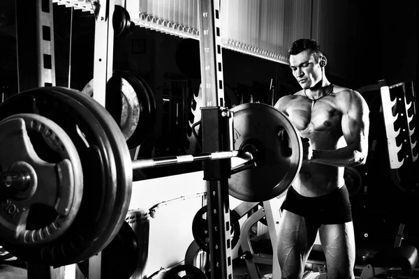 Bodybuilder in gym — Stockfoto