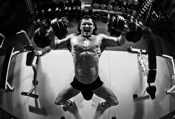 Bodybuilder i gym — Stockfoto