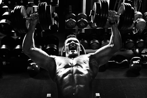 Bodybuilder in gym — Stock Photo, Image