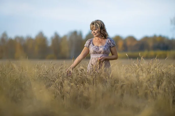 Зрелая женщина на пшеничном поле — стоковое фото