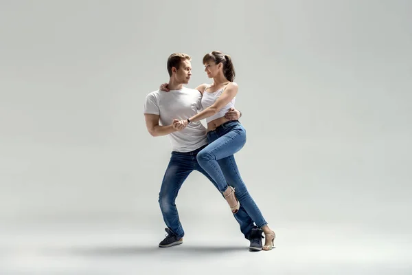 Pareja bailando social danse — Foto de Stock