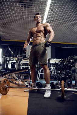 vücut geliştirmeci poz içinde jimnastik salonu