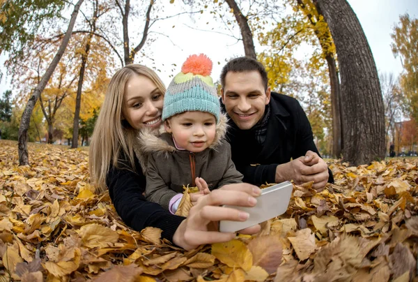 Gelukkig gezin in herfstpark — Stockfoto