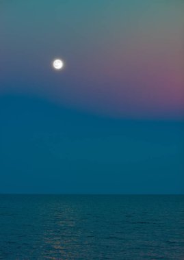 Deniz ay gece