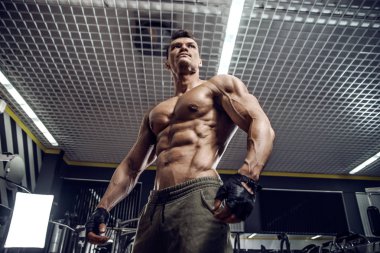 vücut geliştirmeci poz içinde jimnastik salonu