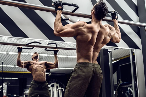 Bodybuilder pose in gym — Stock Image Bodybuilder pose in gym Stock Photo