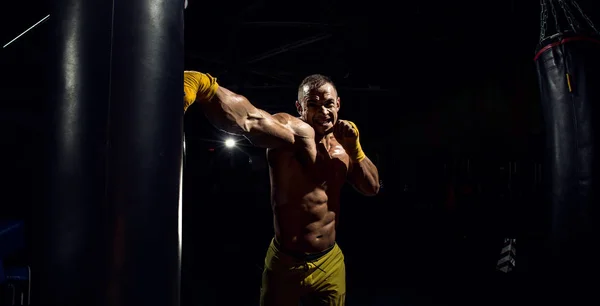 Тайська боксер удар удар по пробиваючи мішок — стокове фото