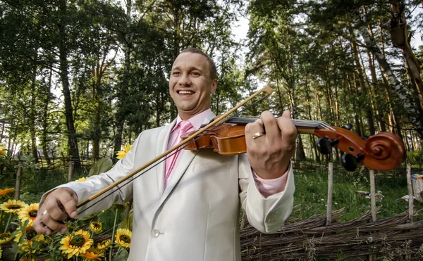 Alegre chico jugar en violín —  Fotos de Stock