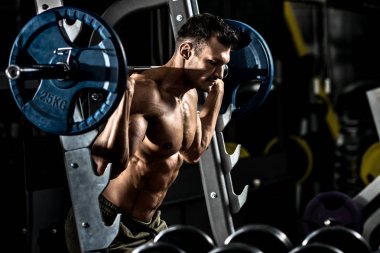 spor salonunda vücut geliştirmeci