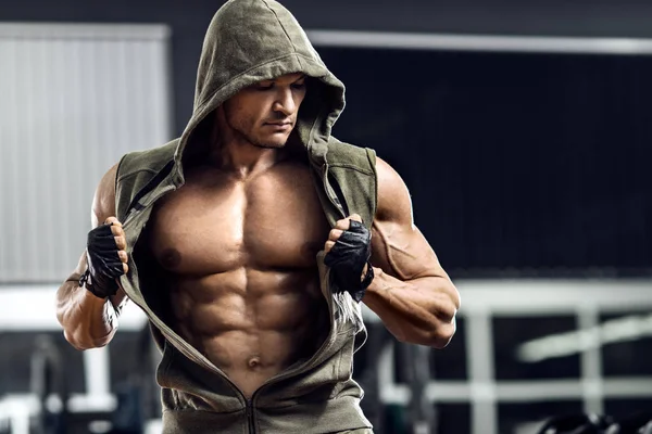 Fisicoculturista hombre en gimnasio —  Fotos de Stock