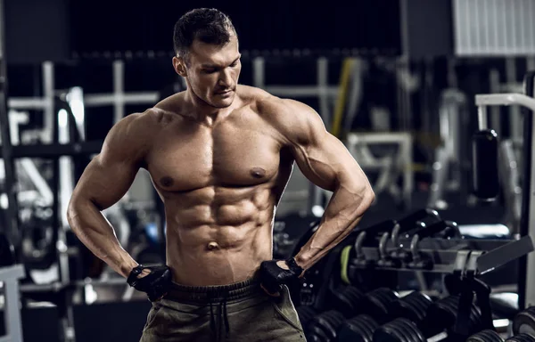 Culturista pose en gimnasio —  Fotos de Stock