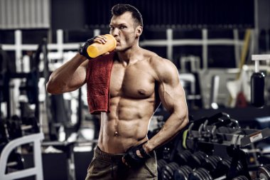 spor salonunda vücut geliştirmeci