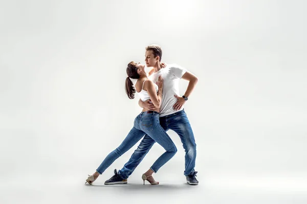 Cuplu dansând dans social — Fotografie, imagine de stoc