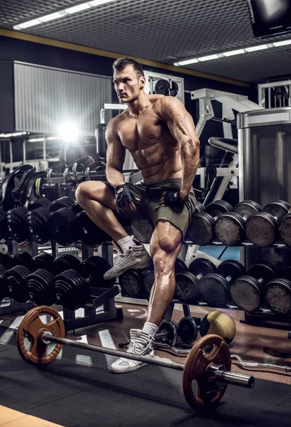 Homem fisiculturista em GYM — Fotografia de Stock