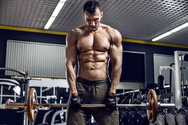 Mannen bodybuilder i gymmet — Stockfoto