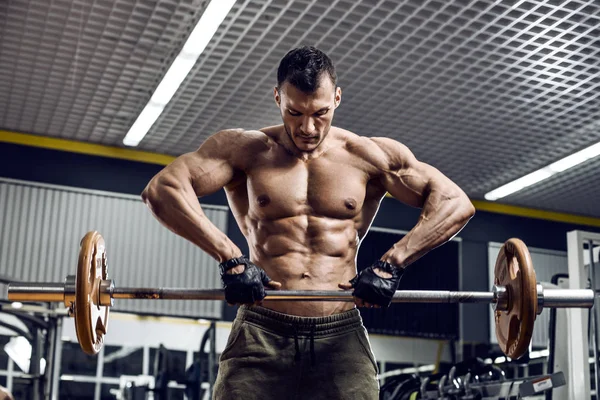 Mannen bodybuilder i gymmet — Stockfoto