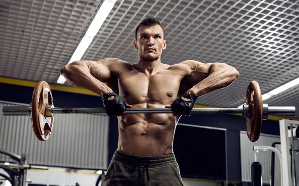Mann Bodybuilder im Fitnessstudio — Stockfoto