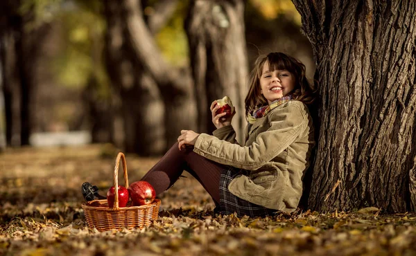 Šťastná dívka venkovní — Stock fotografie