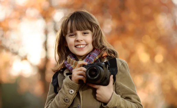 Gelukkig meisje buiten — Stockfoto