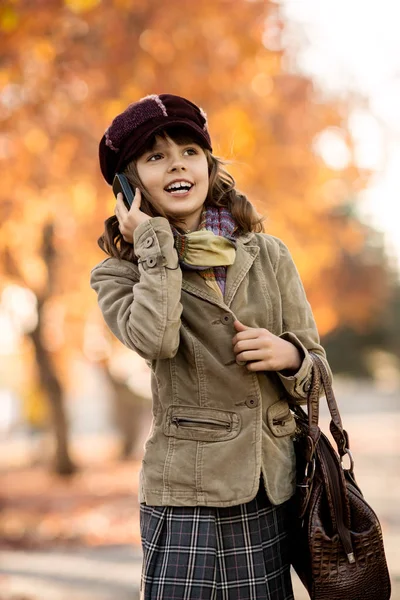 Chica feliz al aire libre —  Fotos de Stock