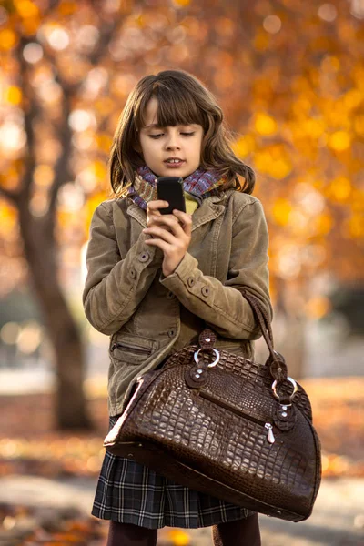 Felice ragazza all'aperto — Foto Stock