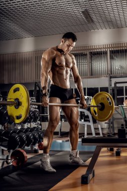 adam vücut geliştirmeci içinde jimnastik salonu