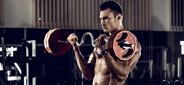 Homem fisiculturista em GYM — Fotografia de Stock