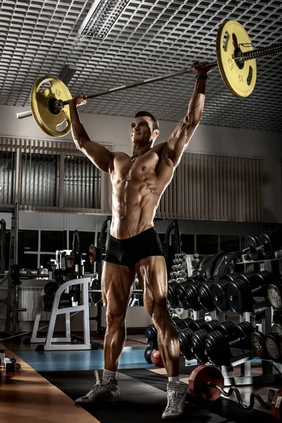 Man bodybuilder in sportschool — Stockfoto