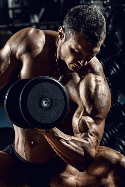 Homem fisiculturista em GYM — Fotografia de Stock