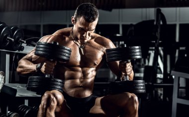 adam vücut geliştirmeci içinde jimnastik salonu