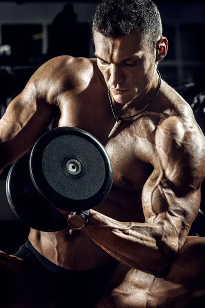 Man bodybuilder in gym — Stock Photo, Image